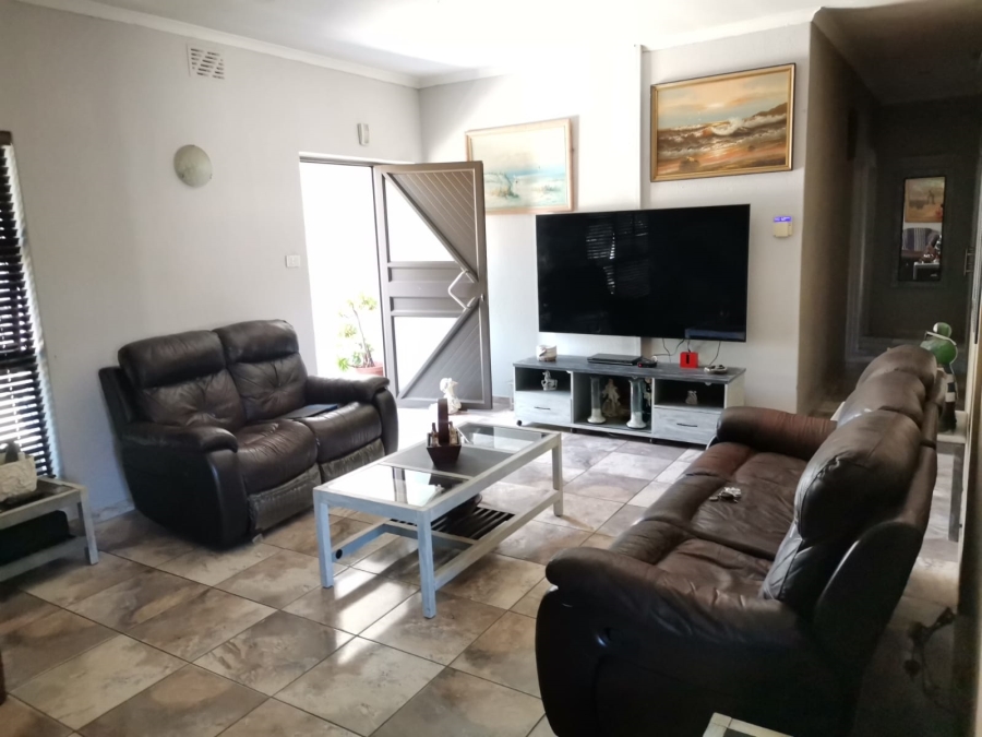 3 Bedroom Property for Sale in Peerless Park East Western Cape